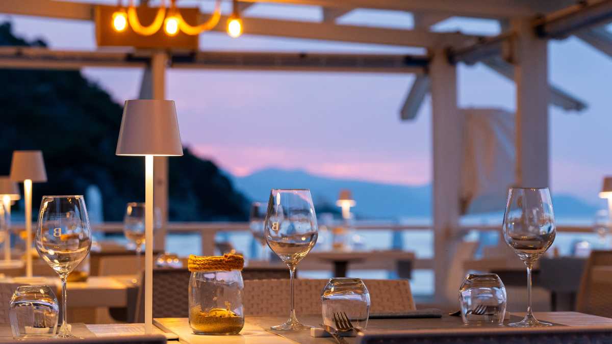 Illuminazione versatile: Come affrontare l'oscurità in giardino con una lampada portatile